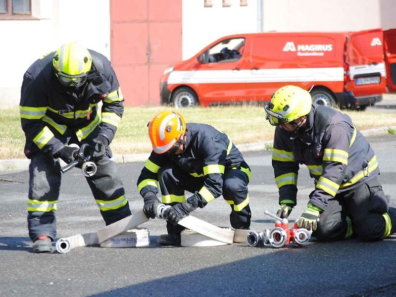 Hasiči se v rámci cvičení Rescue meeting zdokonalovali ve vyprošťování osob z auta, ale také jak uhasit elektromobil - především baterii.