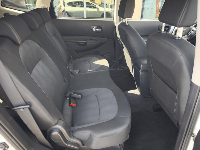 Nissan Qashqai 2010 2.0 dCi 4x2 7 MÍST (+2) - fotka 19 z 33