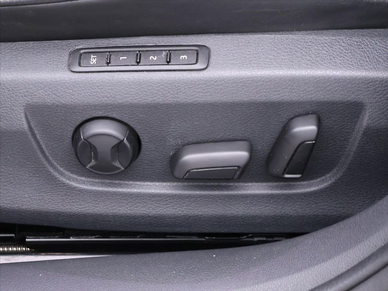 Škoda Superb 2,0 TDI DSG L&K CZ DPH - fotka 19 z 40