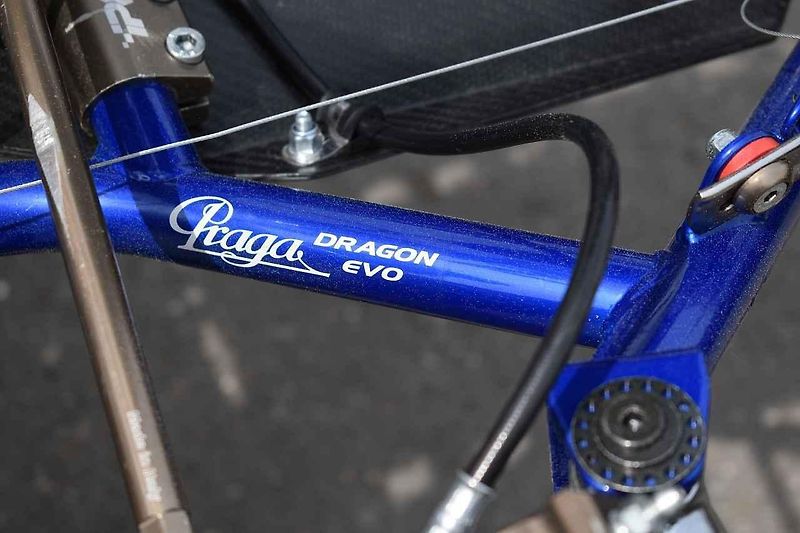 Motokára Praga v plném závodním tempu