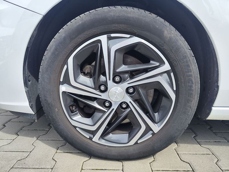 Hyundai i30 1.0 T-GDI/88kW Smart DCT - fotka 27 z 32