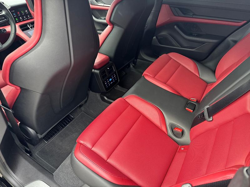 Porsche Taycan Turbo Sport Turismo - fotka 21 z 30