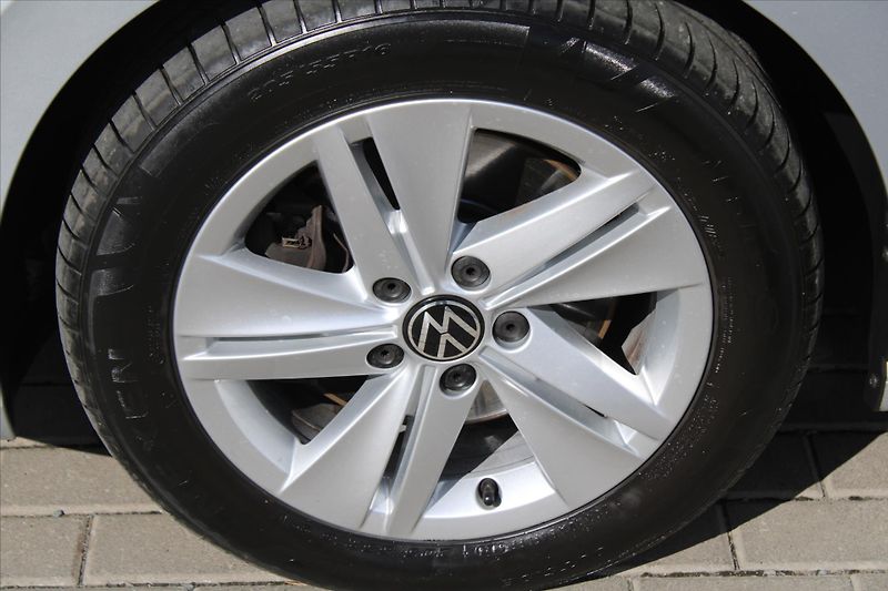 Volkswagen Golf 2.0 TDI LIFE BUSINESS NAVI ACC - fotka 9 z 28