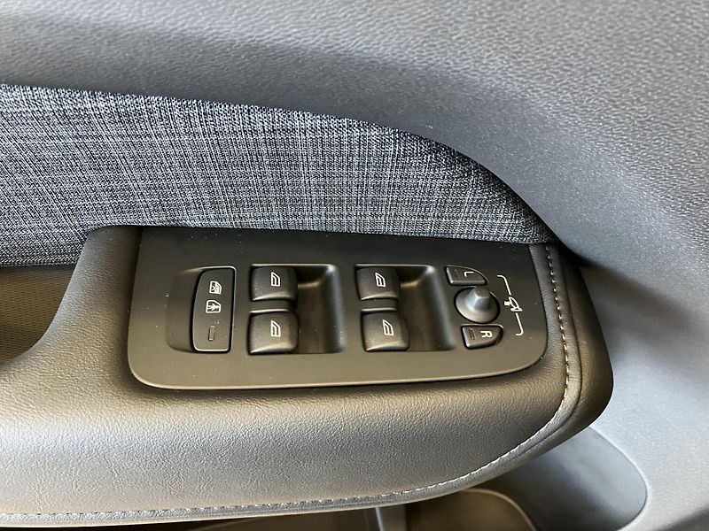 Volvo XC60 T6 eAWD Recharge Core, PANO - fotka 19 z 42