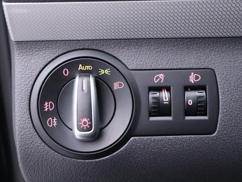 Volkswagen Touran 1,2 TSI Match 7-Míst Serv.knih - fotka 17 z 35