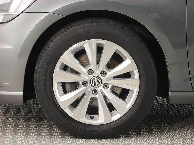 Volkswagen Golf (2019) 1.6 TDI, Navi, Park. senzory - fotka 14 z 17