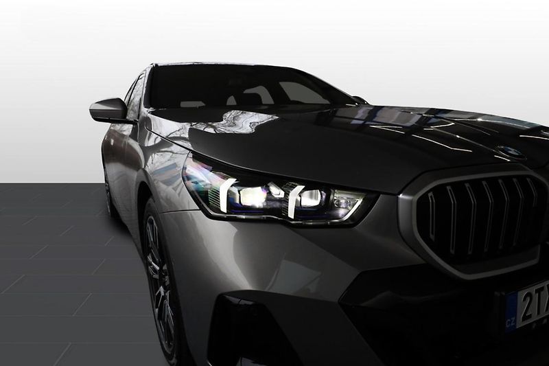 BMW Řada 5 540d xDrive Touring - fotka 19 z 28