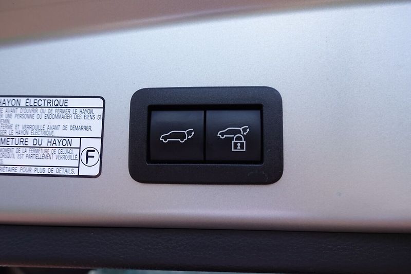 Toyota Corolla Cross 2,0 HEV Style Tech FWD - fotka 15 z 33