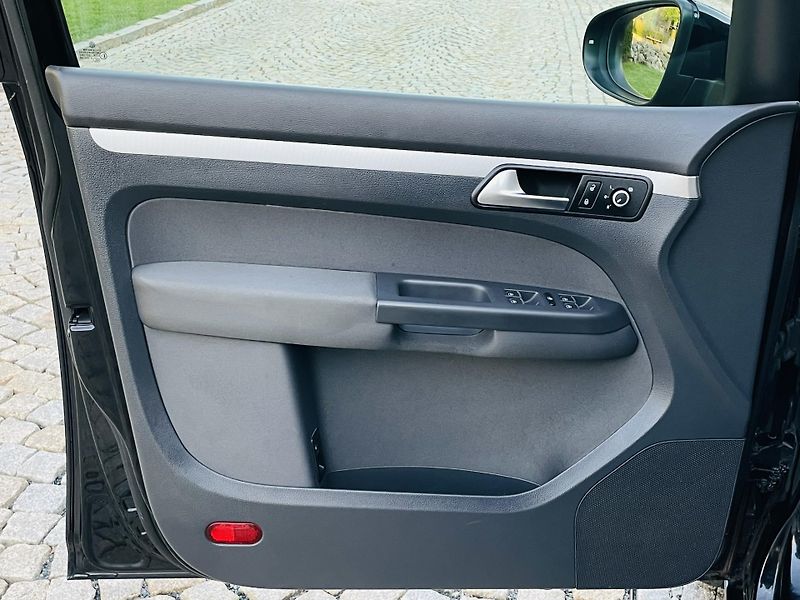 Volkswagen Touran 2.0TD MAN 7MÍST SERVISKA TAŽNÉ - fotka 33 z 48