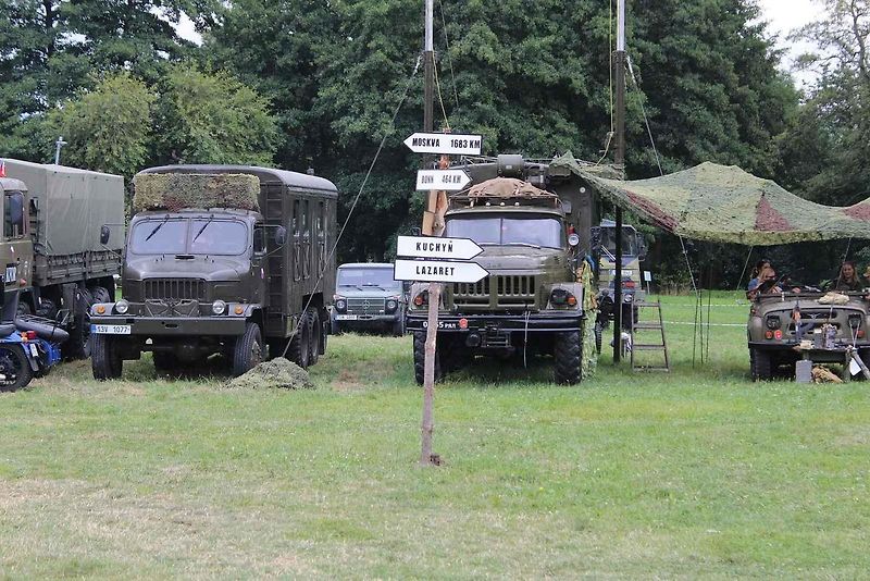 Majitel Tatry 128 František Zimmermann za volantem. Jeho vůz byl středem pozornosti vojenského kempu v Oseku u Duchcova.