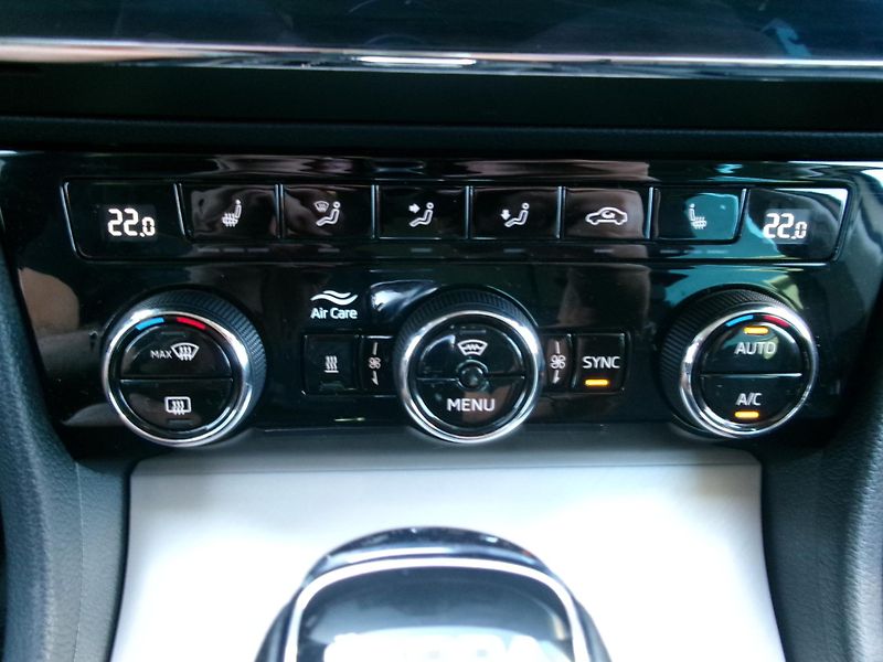 Škoda Superb (2022) 2,0TDI L&K 4x4 DSG ACC MATRIX - fotka 28 z 49