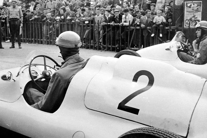 Tatra 607 monopost byl závodní speciál, který splňoval specifikace tehdejšího seriálu mistroství světa F1. Na snímku je jeden z jezdců s vozem Tatra 607-2 na startu Lounského trianglu. Asi v roce 1955.