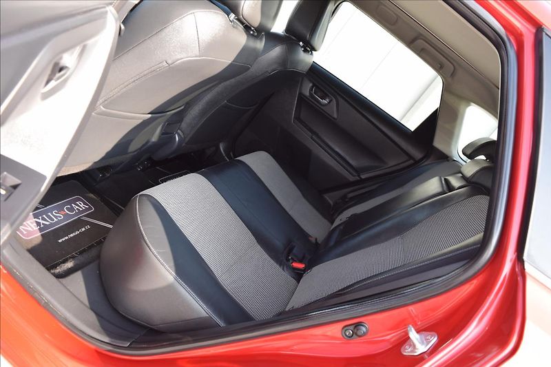 Toyota Auris 1,2 i 85KW XENONY AUTOMAT ALU - fotka 18 z 55