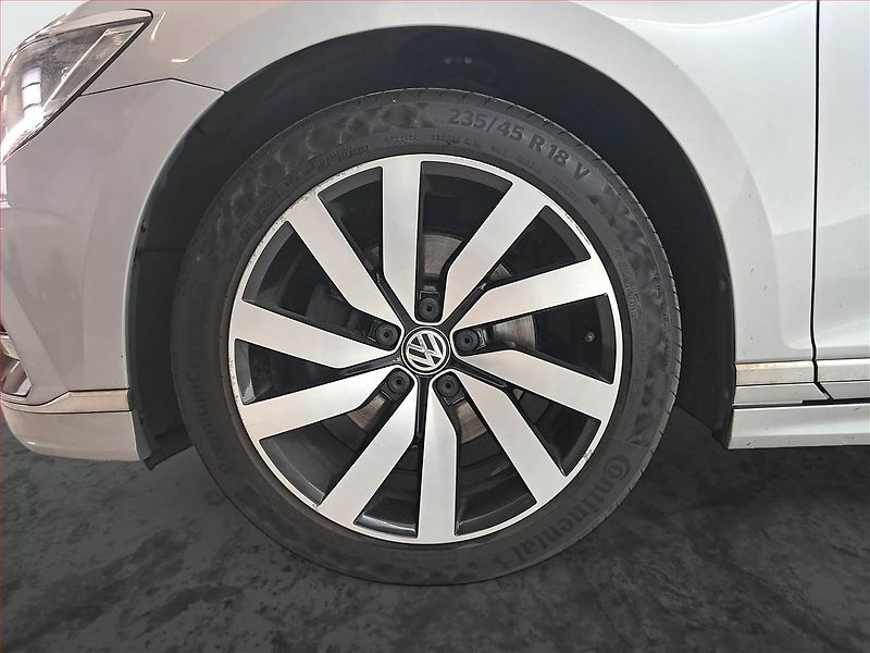 Volkswagen Passat (2019) R-Line 2.0 TDI, Automat, Kůže - fotka 15 z 24