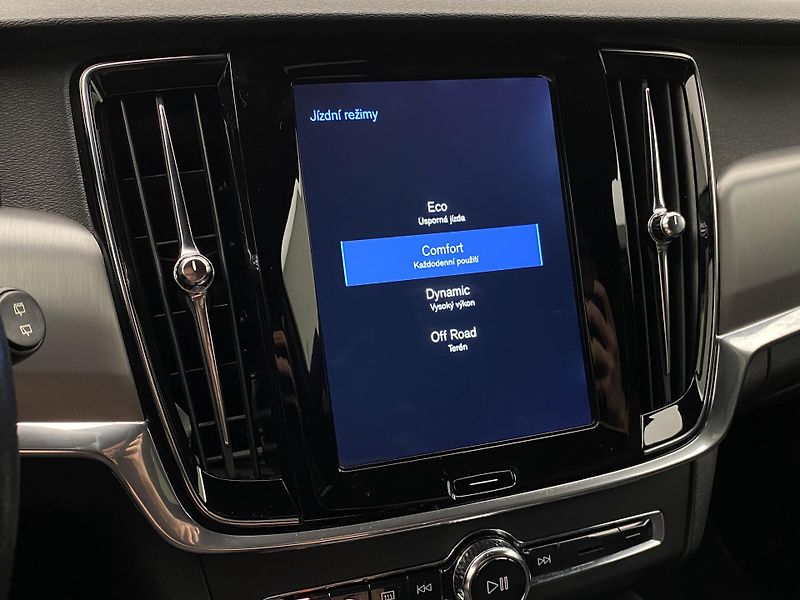 Volvo V90 CC D5 AWD MOMENTUM AUT CZ - fotka 42 z 44