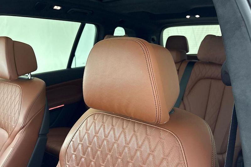 BMW X7 M50i - fotka 9 z 31