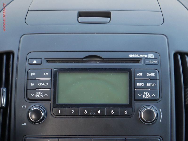 Hyundai i30 (2008) 1.6i, ČR, AC, tažné - fotka 11 z 16