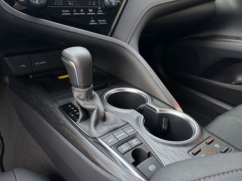 Toyota Camry 2,5 Hybrid Executive VIP - fotka 11 z 18