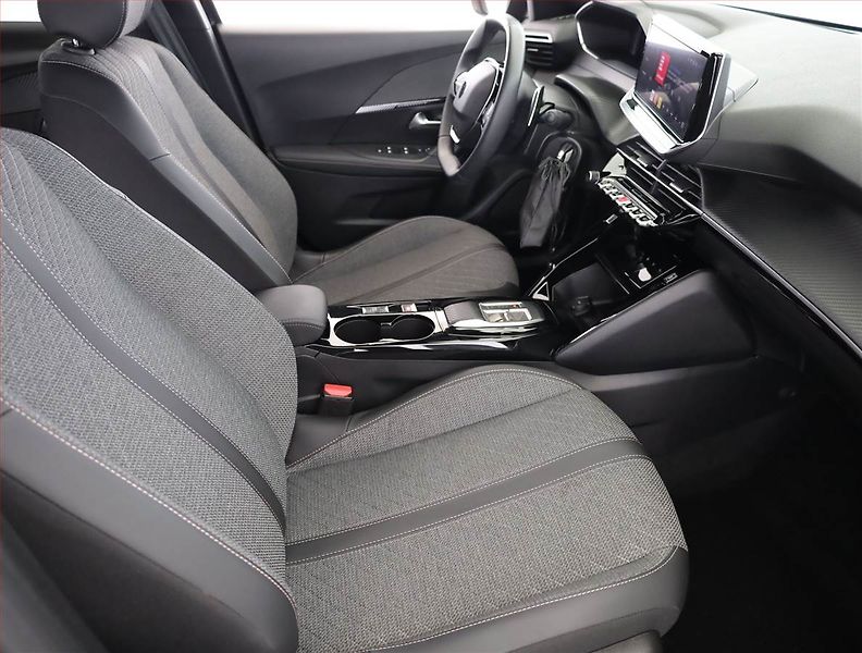 Peugeot 2008 (2024) 1.2 PureTech, 360°KAMERA - fotka 7 z 16