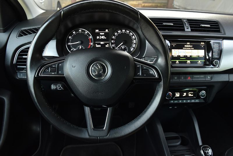 Škoda Fabia 1.2 TSi 6st STYLE,KLIMA,VÝHŘEV - fotka 12 z 50