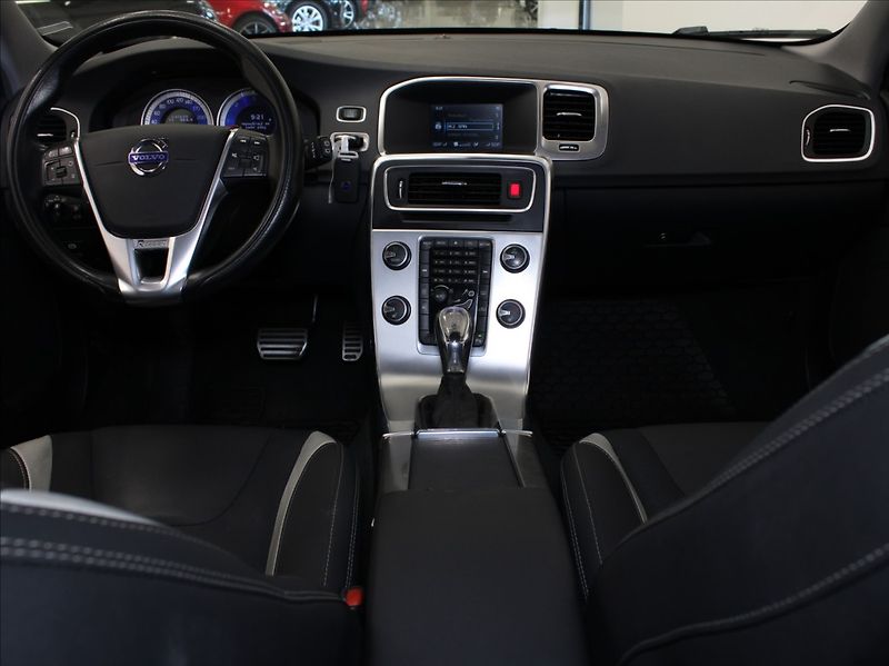 Volvo V60 2,4 D4 AT AWD R-Desing ČR - fotka 8 z 20