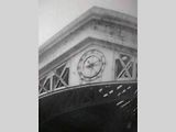 Historická fotografie zobrazující hodiny ještě na svém místě.