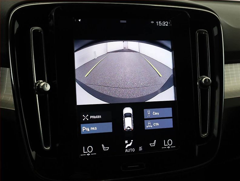 Volvo XC40 (2021) B4 - fotka 14 z 17