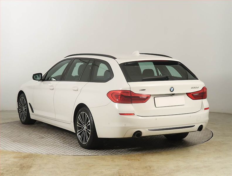BMW Řada 5 (2019) Sport Line 530d xDrive - fotka 4 z 26