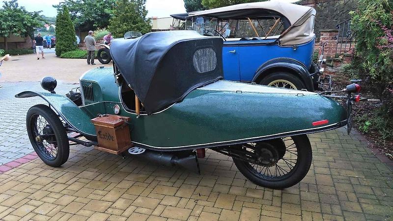 Pálavský Oldtimer přilákal na Břeclavsko desítky elegantnch veteránů.
