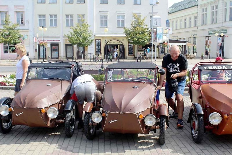 Přehlídka velorexů na poděbradském náměstí.