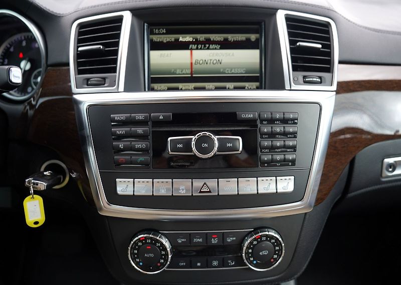 Mercedes-Benz Třídy M ML 350i AMG 4Matic/Motor klepe - fotka 26 z 29