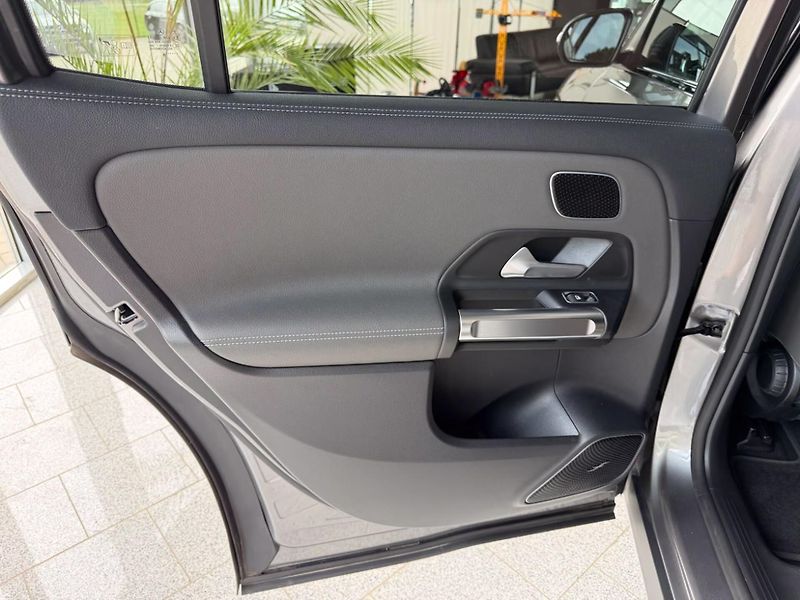 Mercedes-Benz EQB 300 4M 360 Burmester Distronic - fotka 12 z 15