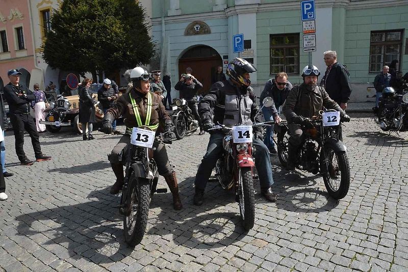 Stovka nablýskaných motocyklů a automobilů předválečné a meziválečné éry vyrazila v neděli z Horního náměstí v Přerově na spanilou jízdu regionem. Nejstarší účastnicí byla osmaosmdesátiletá Libuše Šulcová, která na trasu vyrazila na motocyklu BSA 770 se s