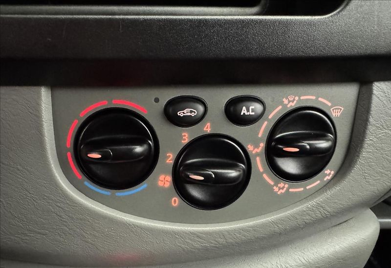 Opel Vivaro 2,5 107kW 9MÍST AC TAŽNÉ 1.MAJ - fotka 14 z 30