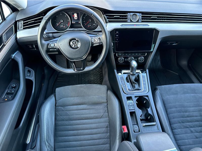 Volkswagen Passat 2,0 TDi 140kW HIGHLINE R-LINE - fotka 10 z 24