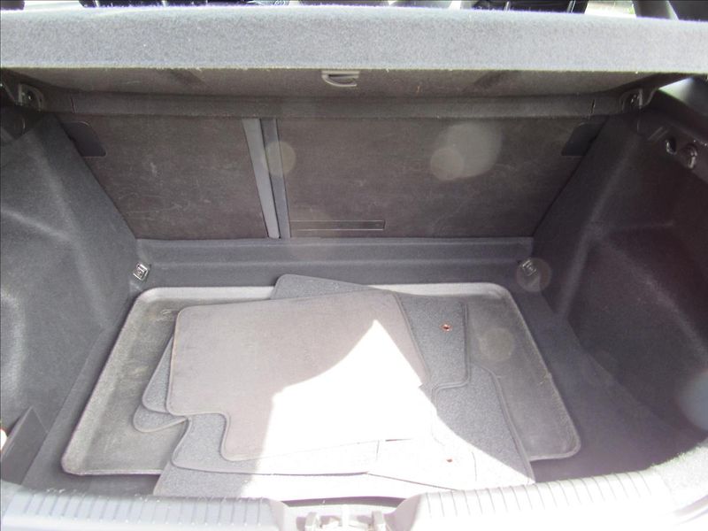 Hyundai i30 1,6 GDI 99kW Automat - fotka 28 z 32