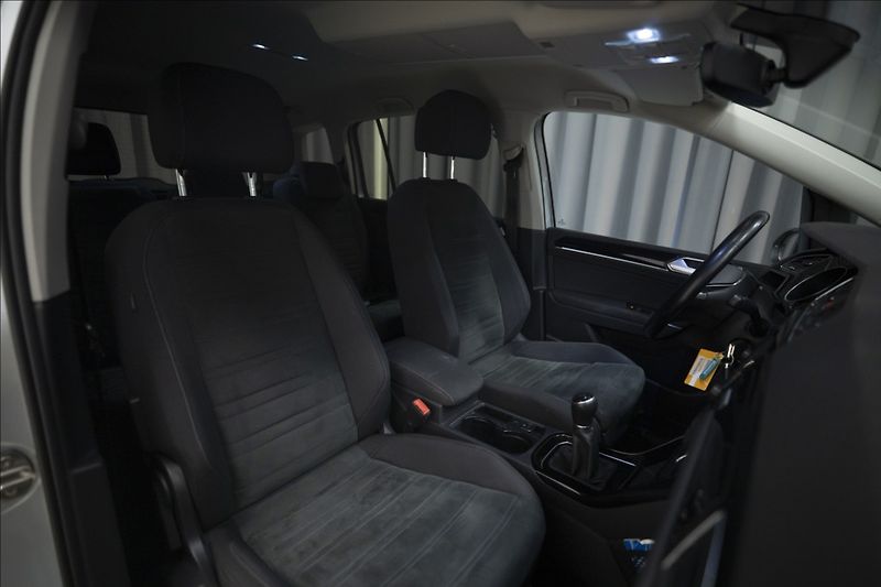 Volkswagen Touran 2,0 TDI MASÁŽ KAMERA VÝHŘEV ČR - fotka 9 z 39