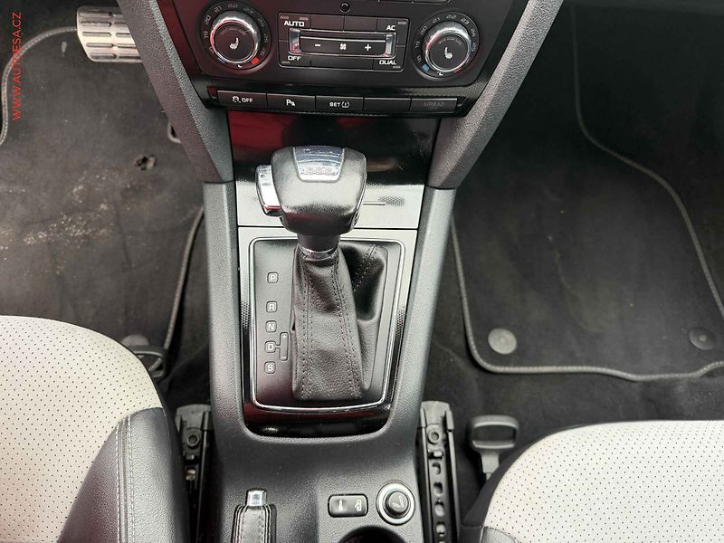 Škoda Octavia (2012) 2.0 TDi, RS, DSG, xenon - fotka 15 z 18