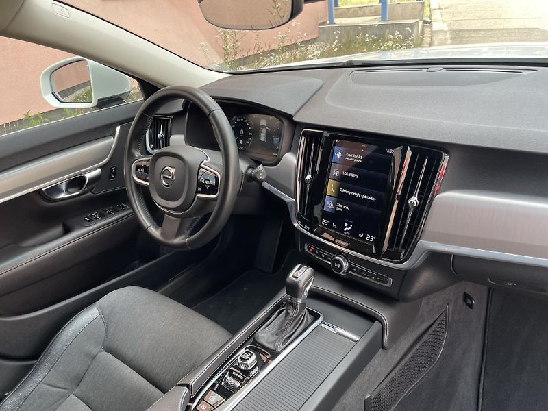 Volvo V90 (2019) 2.0 D4 140kW MOMENTUM - fotka 11 z 32
