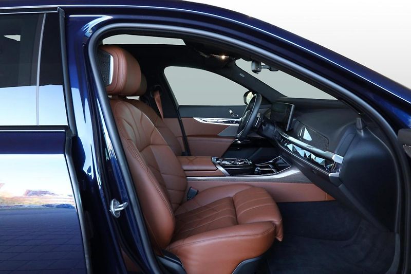 BMW Řada 7 750e xDrive - fotka 26 z 36