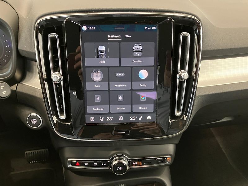 Volvo XC40 B3 FWD Plus Dark AT7 - fotka 29 z 39