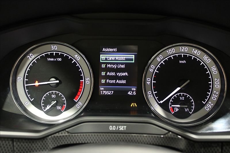 Škoda Superb 2,0 TDI DSG 140KW Sportline - fotka 25 z 37