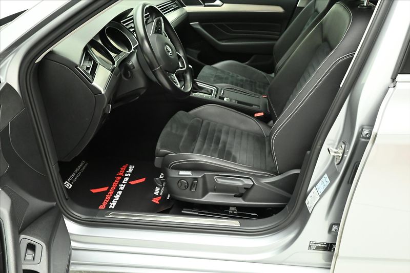 Volkswagen Passat 2,0 TDI 140 kW DSG ELEGANCE Zá - fotka 13 z 32