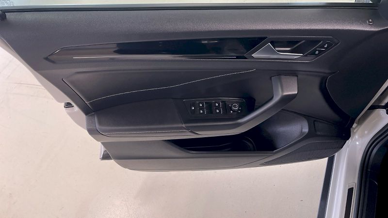 Volkswagen T-Roc (2024) R-Line 1.0 TSI 81kW - fotka 15 z 27