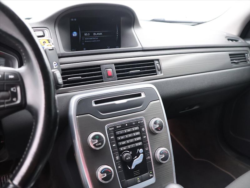 Volvo V70 2,0 D3 100kW Kinetic Dynamic D - fotka 13 z 23