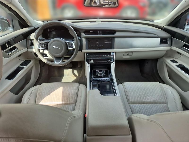 Jaguar XF 2,0 25t AWD Prestige - fotka 9 z 17