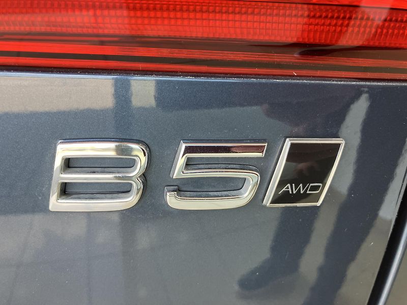 Volvo XC60 B5 AWD Plus Dark-REZERVACE - fotka 9 z 46