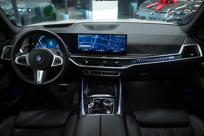 BMW X5 (2025) 30d 7MÍST VZDUCH MASÁŽ WEBASTO - fotka 4 z 19