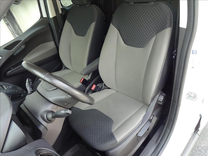 Ford Tourneo Courier 1.5 TDCI - fotka 16 z 44