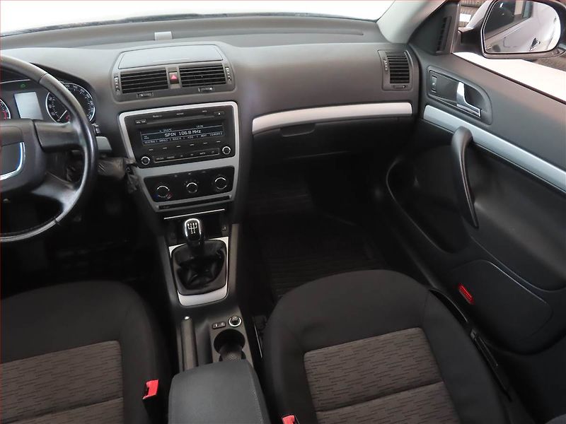 Škoda Octavia (2011) 1.6 TDI - fotka 8 z 12